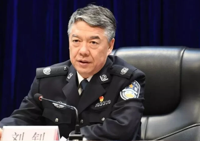 此前,刘钊担任公安部党委委员,政治部主任,副总警监警衔.
